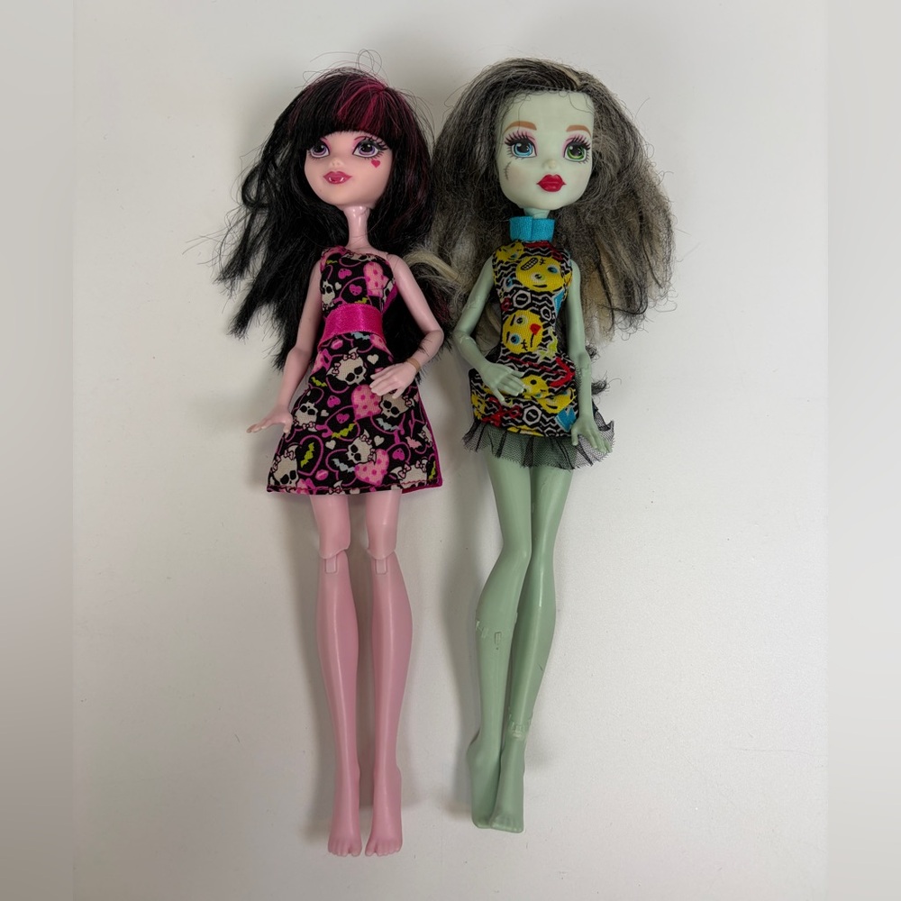 Monster High Draculaura Skull Print Dress & Frankie Stein Emoji Dolls Mattel - Picture 1 of 11